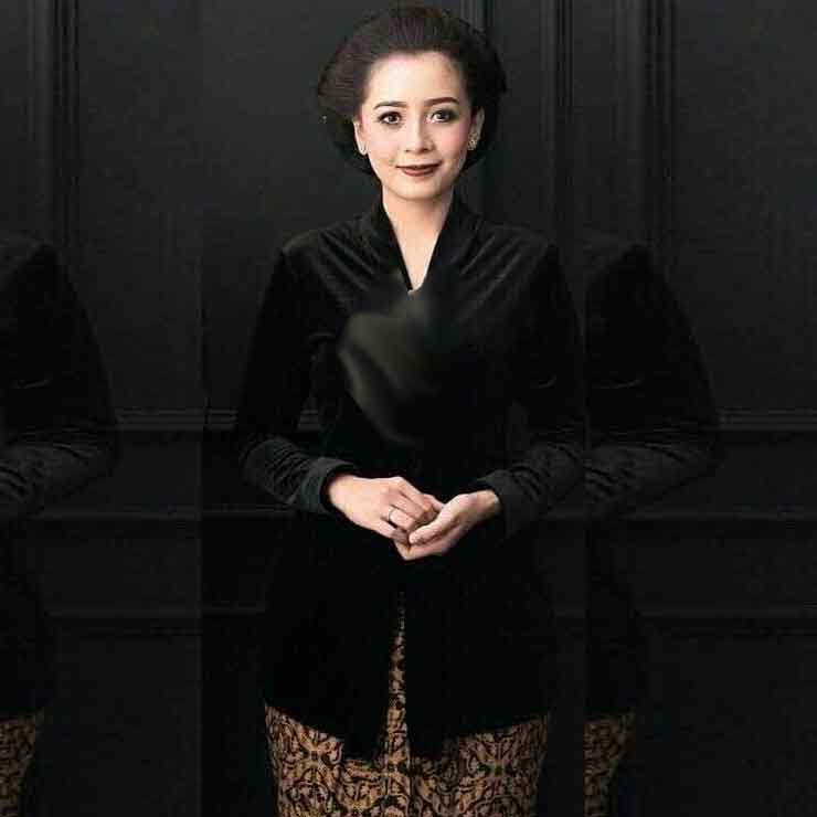 Kebaya Bludru Beludru Model Kartini