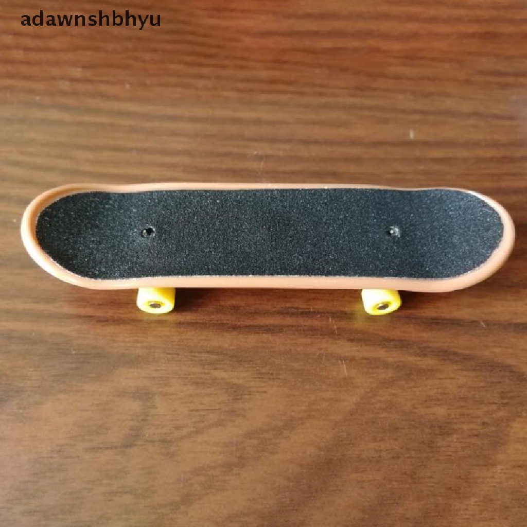 Adawnshbhyu 1PC Cute Kids Anak Mini Fingerboard Skate Kost Hadiah Mainan Pesta Random ID