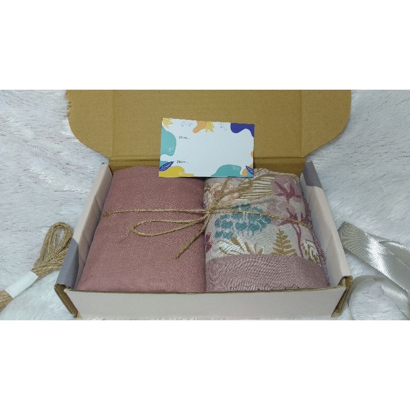 

Hampers Hijab premium/2 pcs voal polos & voal motif /kado wisuda/kado ulang tahun/kado wedding