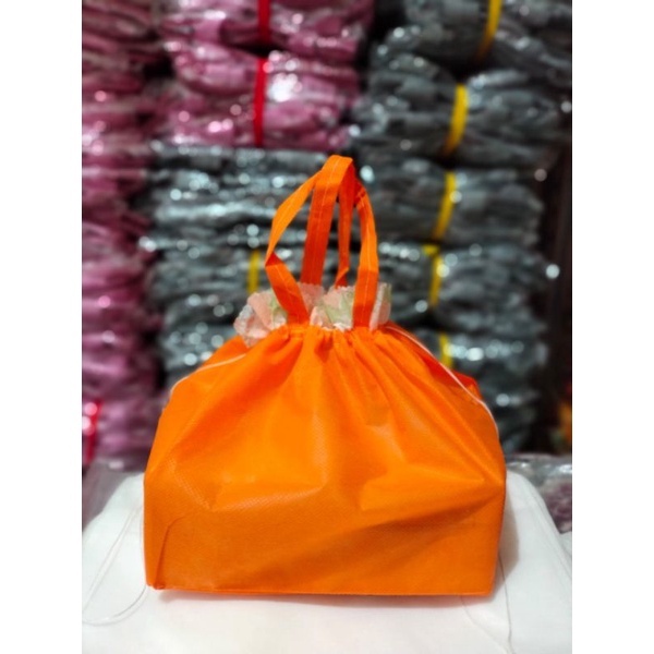 

Tas hajatan murah tas serut 20 kotak snack kotak nasi 20x20 tas spunbond besek tas kain besek