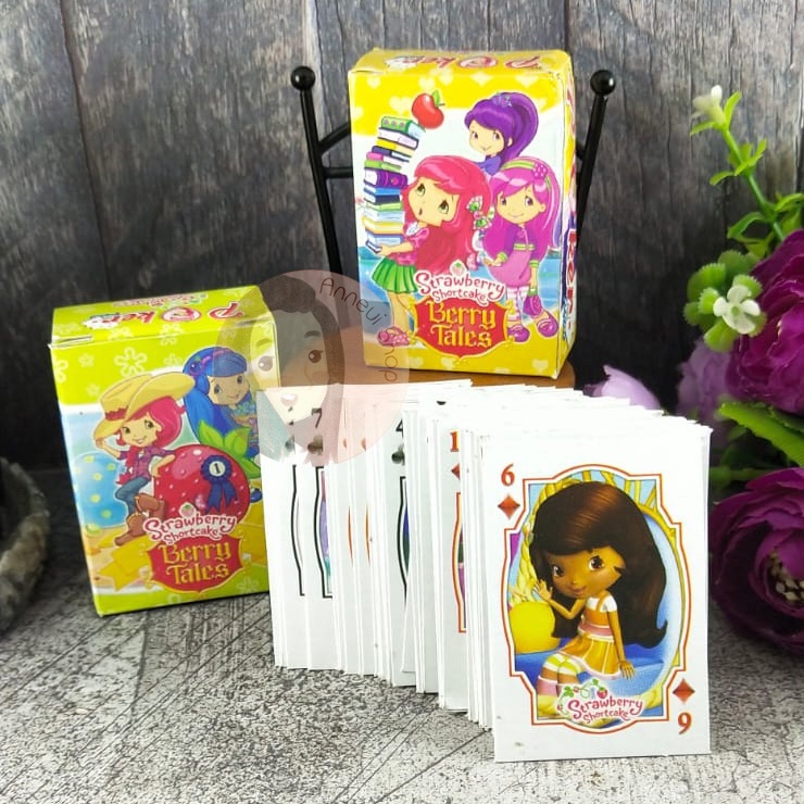 Kartu Remi Playing Cards Poker Set Karakter isi 56 Kartu Umbul Gambaran Kuartet Debokan Barbie Hello Kitty Princess Strawberry Shortcake Tinkerbell Mainan Jadul Generasi 90an Edukasi Kreatif Anak