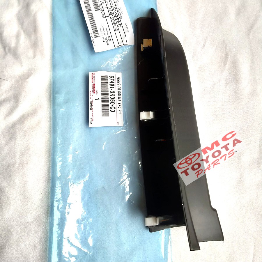 Garnish Segitiga Dalam Spion Depan Kanan Kijang Innova 67491-0K060-C0