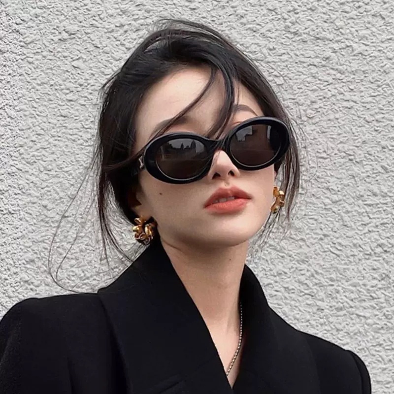 We Flower Chic Triumphal Arch Black Oval Kacamata Hitam Untuk Wanita Perempuan Aesthetic Shades Cool Fashion Sunnies Eyeglasses Outdoor OOTD Eyewear Ornaments