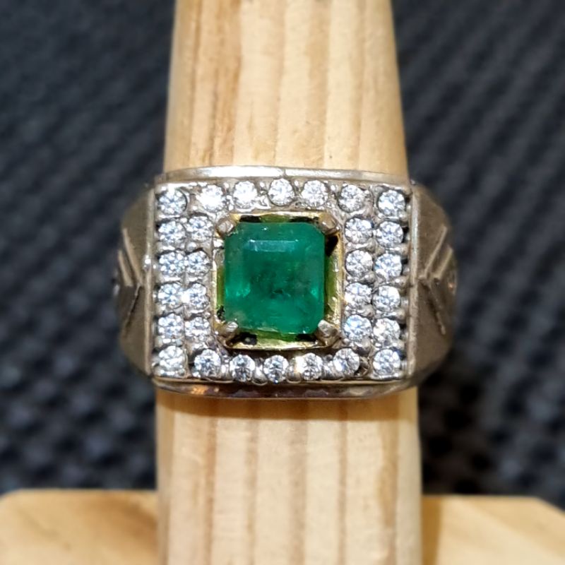 Natural Emerald (Beryl) Zamrud Vivid Green