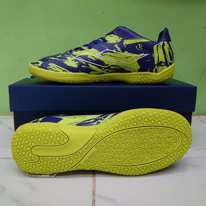 SEPATU BOLA TROYA IN