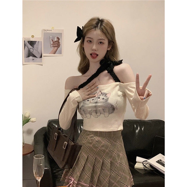 ♣♛Suhao niche design cute cat print one-shoulder top wanita musim panas dan Korean style chic sweet and spicy short long-sleeve bottoming shirt