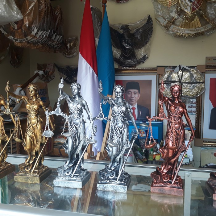 PATUNG DEWI KEADILAN 30CM