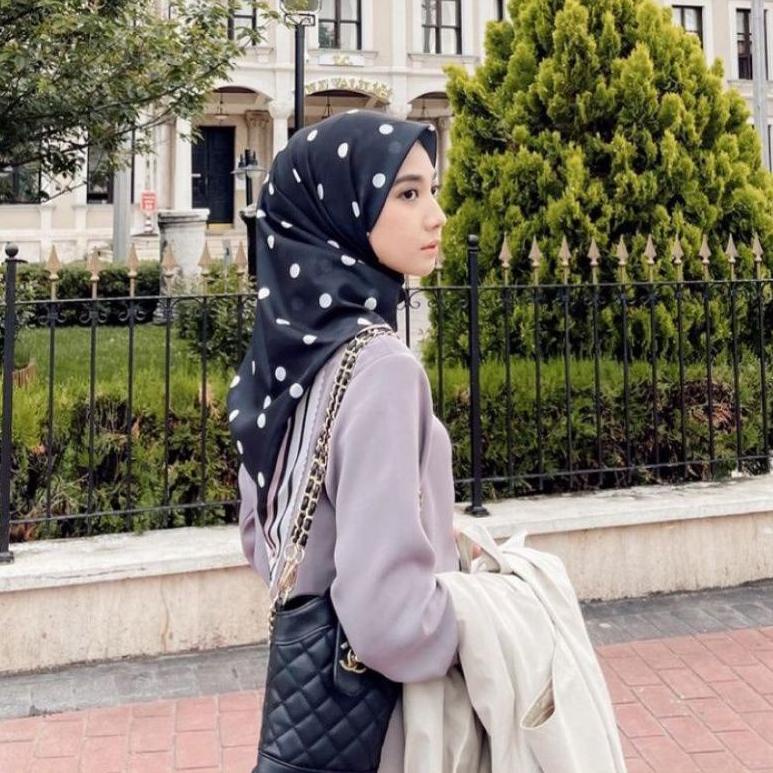 HIJAB SEGI EMPAT VOAL MOTIF POLKADOT HITAM KERUDUNG JILBAB MURAH {THB.10De22м}