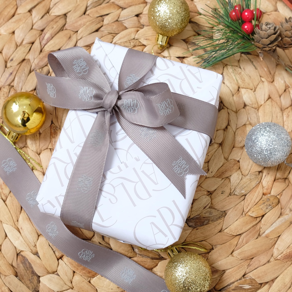 

Carl & Claire Additional Gift Set (Gift Paper & Greeting Card)