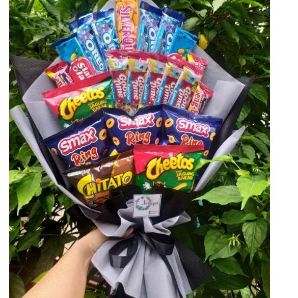 

Stok terbaru CUSTOM BUKET /paket/bingkisan Snack Ulang Tahun/Ultah/ Wisuda/Kado/Hadiah