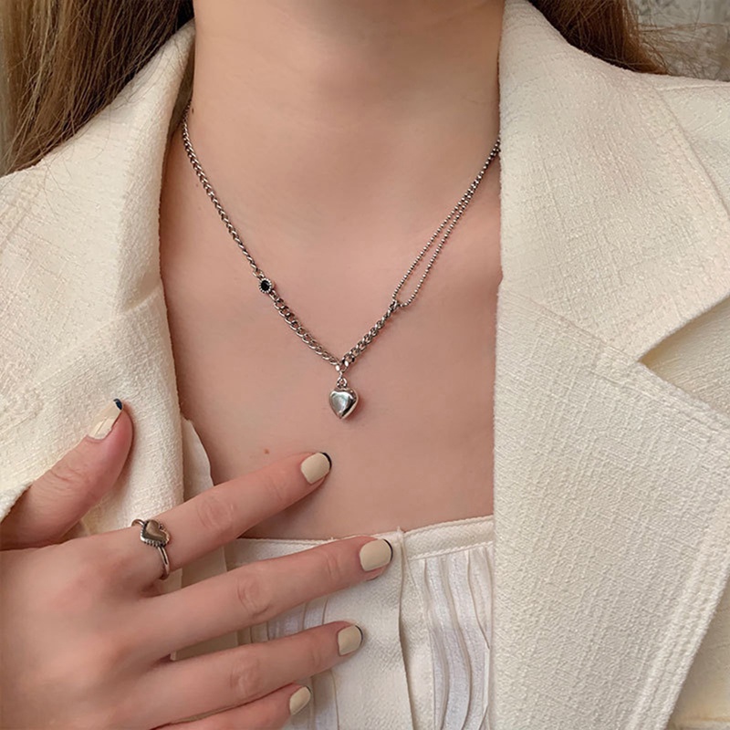 Kalung Liontin Rantai Hati Perak Untuk Wanita Punk Cinta Asimetris Sweater Logam Kalung Sederhana Musim Dingin Perhiasan Trendi