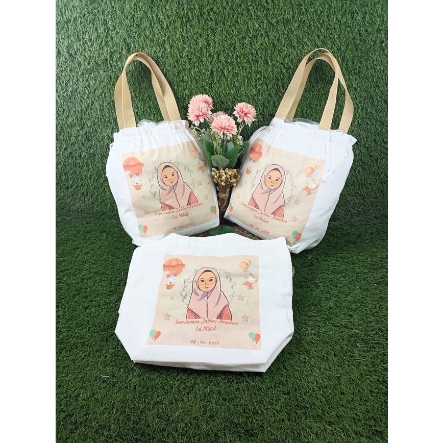 DETAIL: MODEL           :TOTEBAG SERUT BAHAN           :BLACU (HANYA 1 WARNA : PUTIH TULANG) UKURAN           :P35XT29 LEBAR DALAM 10 -TOLERANSI UKURAN +/-1 CM- BISA MUAT SNACK KURANG LEBIH 5 BUNGKUS SEDANG CETAK           :FULLCOLOR UKURAN KERTAS