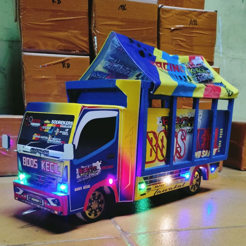 miniatur Truk Oleng jumbo kayu ukuran P43CM bisa request foto dan nama di pintu belakang aja dan pintu belakang bisa di buka