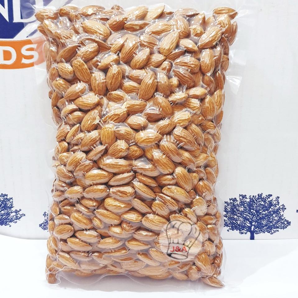 

↑ KACANG ALMOND MENTAH KUPAS SUPER PREMIUM 1KG (SUPER 27/30) VAKUM PACKAGING BUKAN ALMOND PANGGANG ㊑