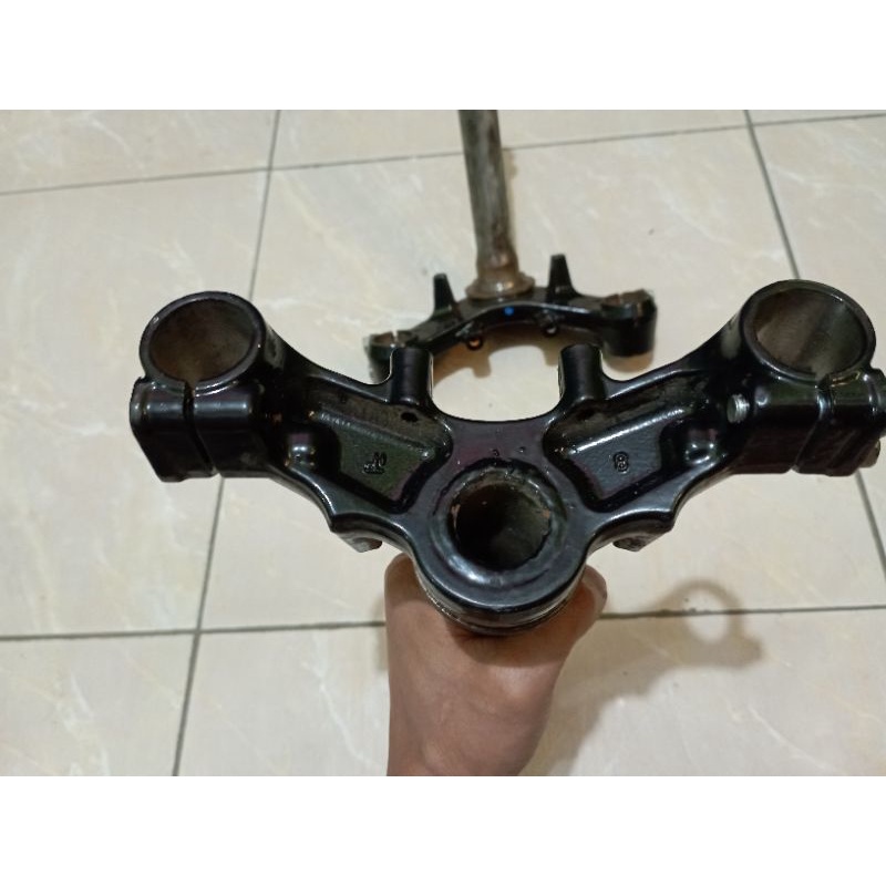 SEGITIGA BAWAH SHOCKBREAKER DEPAN SATRIA FU INJEKSI KUMPLOT BAUD RING ORI