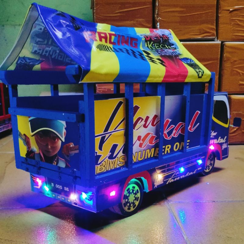 miniatur Truk Oleng jumbo kayu ukuran P43CM bisa request foto dan nama di pintu belakang aja dan pintu belakang bisa di buka