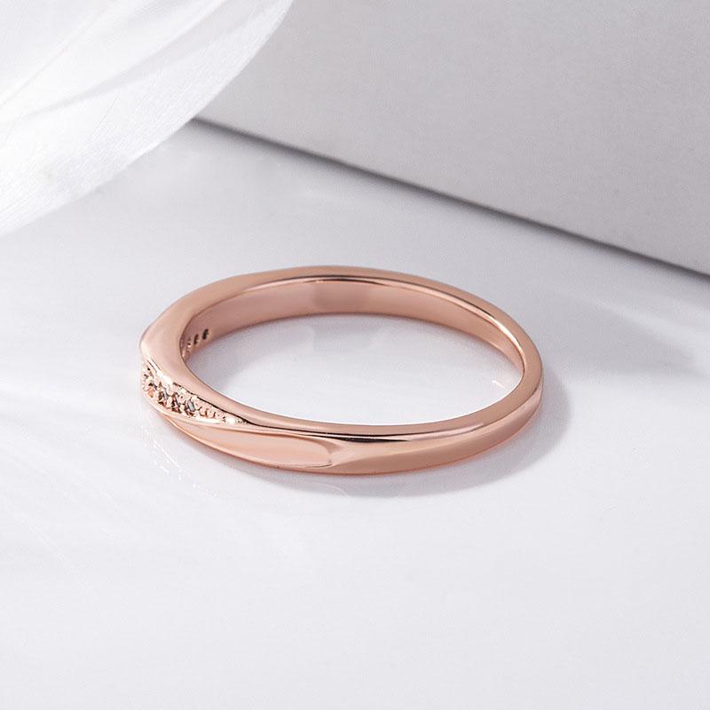Cincin Solitare Stainless Anti Karat Bentuk Diagonal Cantik