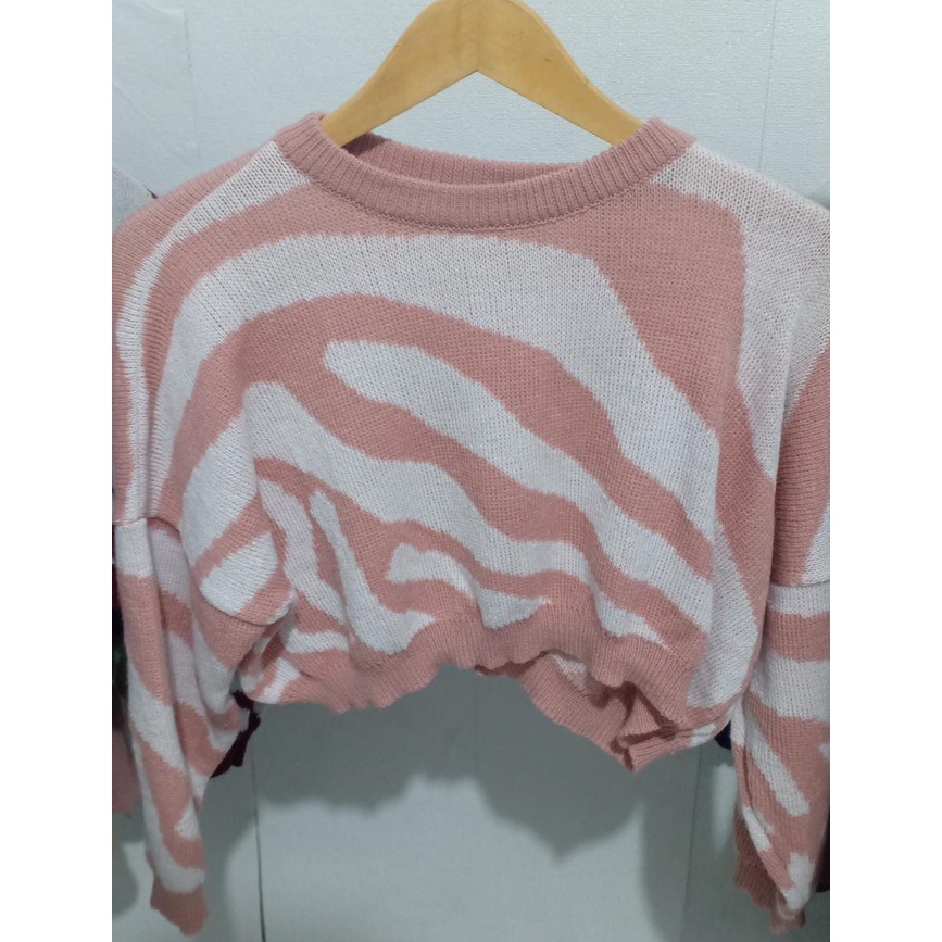 CAROLINA Sweater Rajut Crop Top, Motif zebra