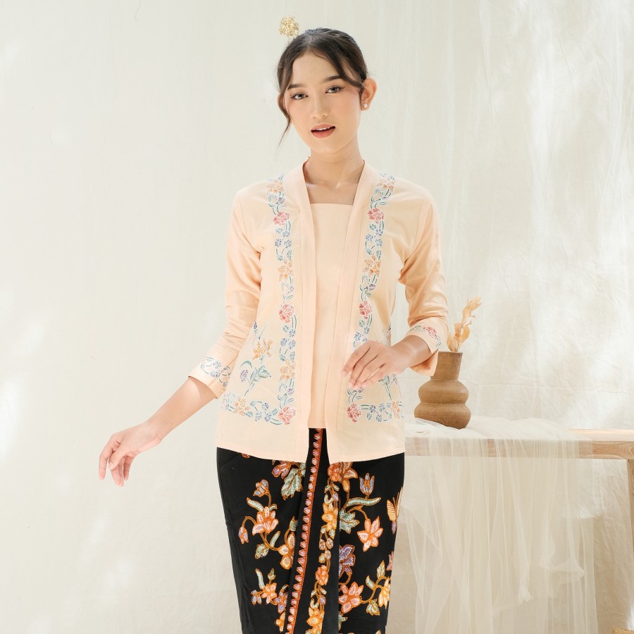 Kebaya Encim Batik Pekalongan Lengan 7/8 Meradelima Katun Cream