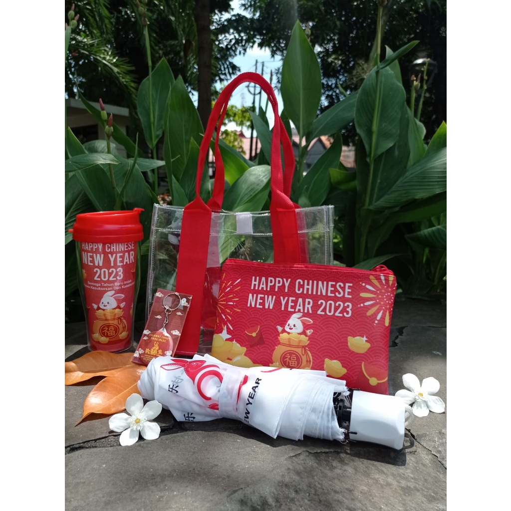 

Hampers Imlek 2023 / Souvenir Happy Chinese New Year / Parcel Imlek Sincia / Tas Mika Bening / Payung Imlek / Tumblr Imlek / Pouch Imlek / Ganci Imlek
