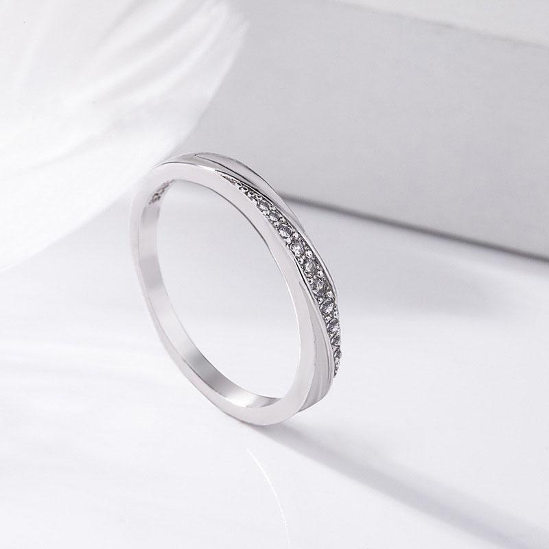 Cincin Solitare Stainless Anti Karat Bentuk Diagonal Cantik