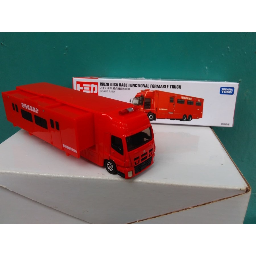 diecast Tomica no 137 Isuzu Giga Base Functional Formable Truck miniatur mobil