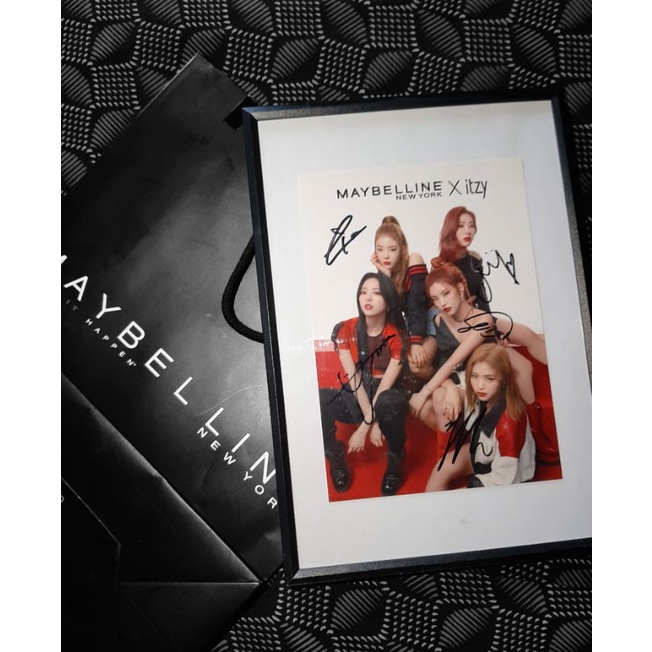 ITZY SIGNED POSTER X MAYBELLINE (Poster yang ditandatangani ITZY)
