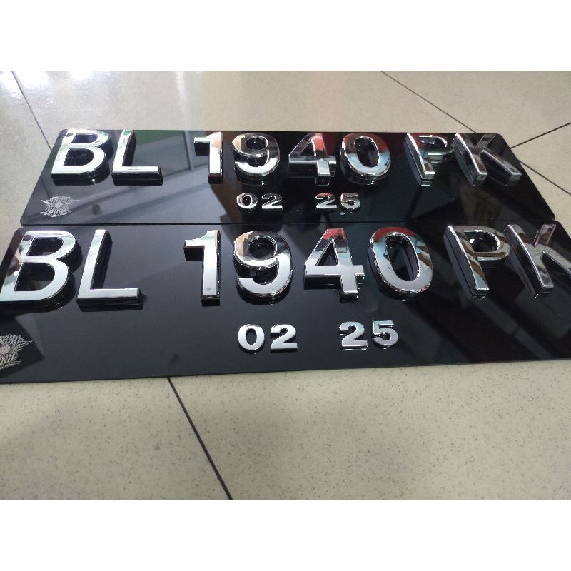 Plat Mobil Timbul  Mewah Chrome/Set - 7 cm