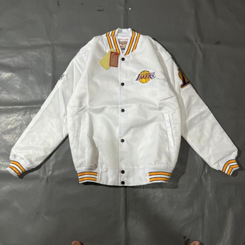 JAKET BOMBER VARSITY LAKERS WHITE BORDIR FULL TAG LABEL