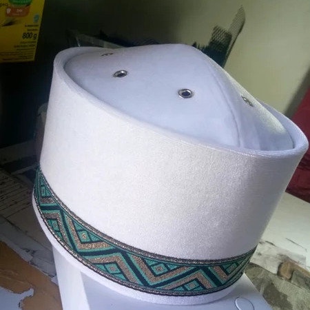 Peci/Songkok/Kopiah Uje bludru putih motif renda tinggi 12
