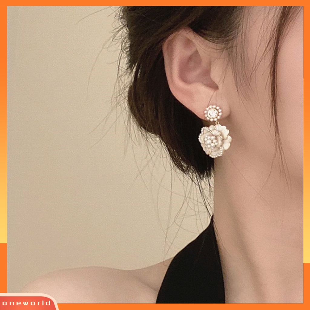 [ONE] 1pasang Anting Menjuntai Bahan Alloy Tahan Mata catching Anting Berbentuk Camelia Mengkilap Untuk Travel