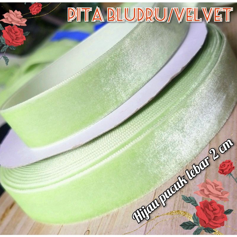 

per rol 10 meter,pita bludru/velvet warna hijau pucuk lebar 2 cm