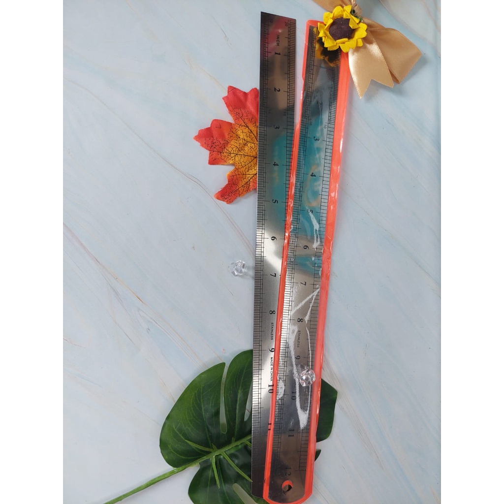 

PENGGARIS BESI / MISTAR BESI 30 CM GARISAN ALAT UKUR STAINLESS STEEL ANTI KARAT
