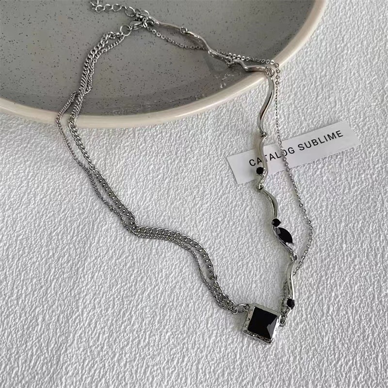 Kalung Choker Multilayer Bentuk Kotak Aksen Kristal Warna Hitam Gaya Hip Hop Untuk Wanita