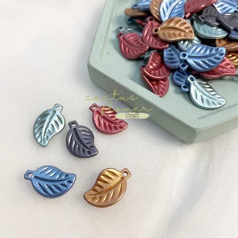 Manik-manik DAUN Metalik