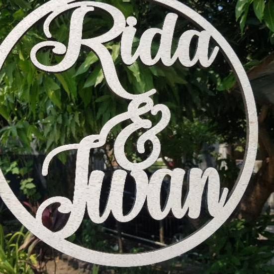 ±±± Backdrop Lingkaran Kayu Nama Dekorasi Wedding Inisial Lamaran Pernikahan Papan Dinding Round