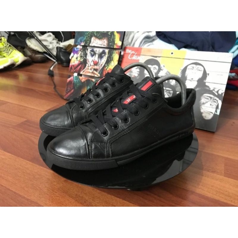 Sepatu snaekers Prada second
