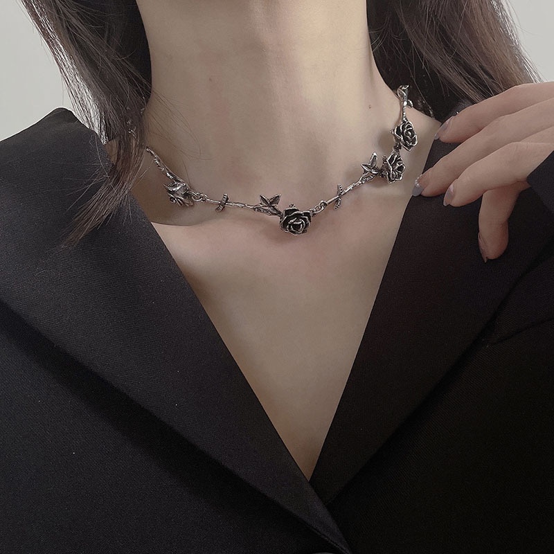 Kalung Rantai Liontin Bunga Mawar Bahan Metal Warna Hitam Gaya Punk Untuk Wanita