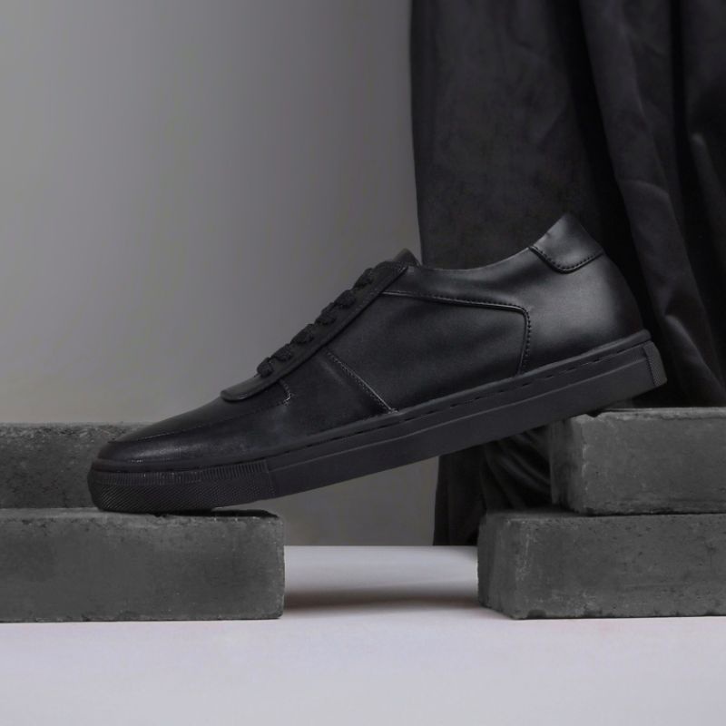 Sepatu Sneakers Full Hitam Pria Famo