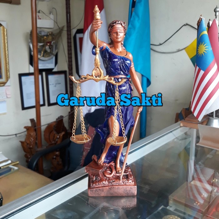PATUNG DEWI KEADILAN WARNA BIRU