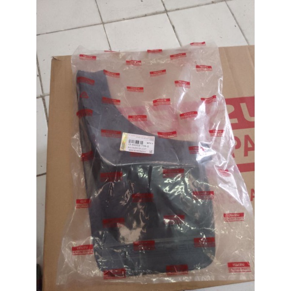 mud guard / penahan lumpur belakang kiri Isuzu panther kotak