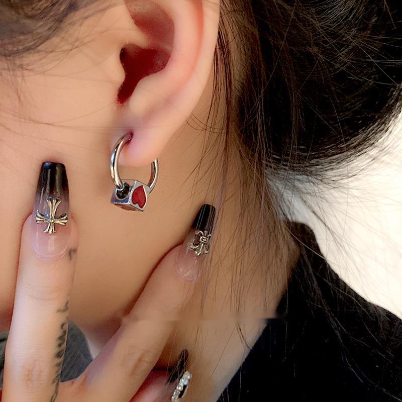 Anting Logam Cinta Merah Aksesoris Temperamen Sederhana