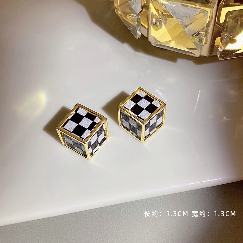 Anting Kotak-Kotak Hitam Dan Putih Baru Fashion Korea