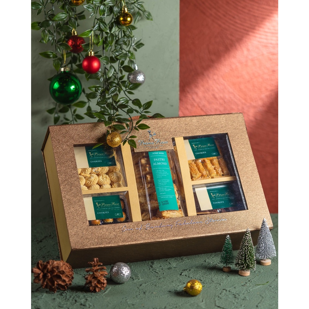 

READY CIKARANG 26 OCT 2024 - PRIMA RASA HAMPERS 2022 GIFT BOX 1 NATAL CHRISTMAS NEW YEAR PARCEL LIMITED EDITION PRIMARASA OLEH OLEH BANDUNG VIRAL SALE PROMO PAKET HADIAH BOLU CAKE LEGIT PIA ROTI PIE COOKIES PASTRY LAPIS BIRTHDAY CAKE KUE ULANG TAHUN KULIN