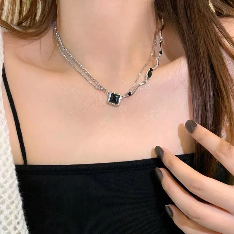 Kalung Choker Multilayer Bentuk Kotak Aksen Kristal Warna Hitam Gaya Hip Hop Untuk Wanita