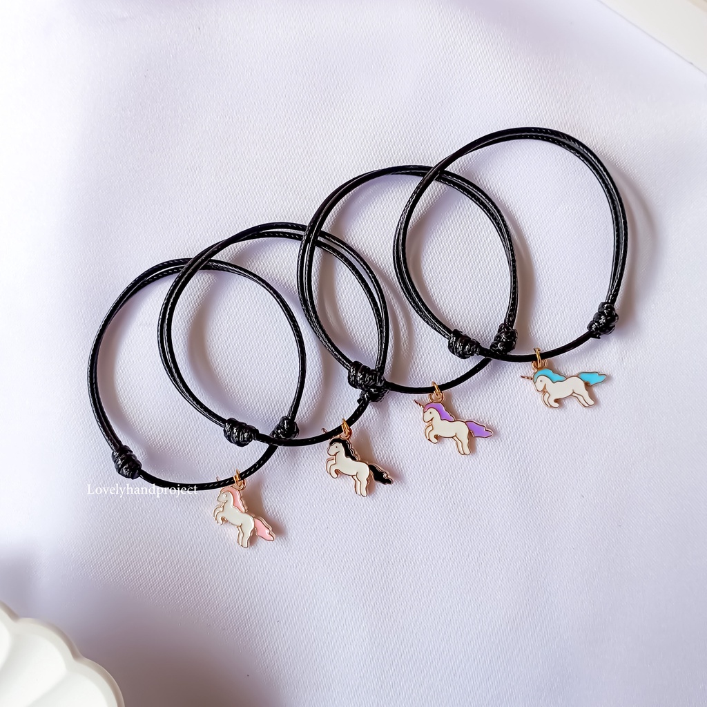 Gelang Karakter Unicorn Charm Lucu untuk couple Tali Anti Air dan Satin Lembut Pilihan Warna Liontin Cantik Kategori Fantasy 1pcs Gaya Korea Bisa Tambah Magnet