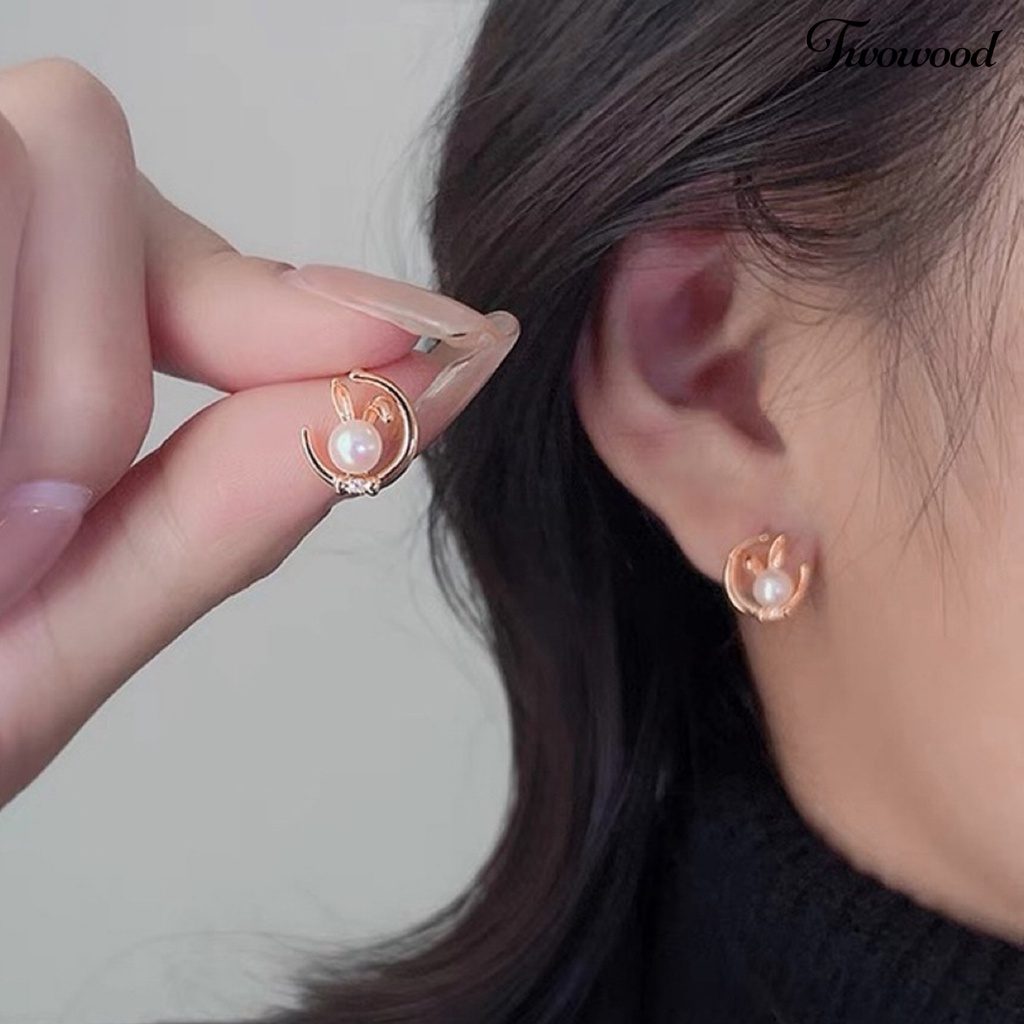 Twowood 1pasang Anting Pejantan Bersinar Berbentuk Bulan Kelinci Dekorasi Electroplating Polishing Dekorasi Tahan Luntur Perempuan Mewah Stud Earrings Aksesoris Pakaian