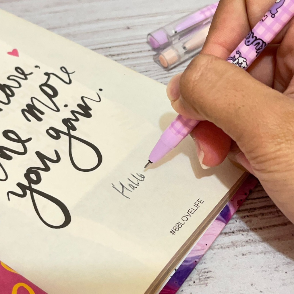 

PULPEN ERASABLE SUPER CUTE KUROMI SANRIO BISA DIHAPUS TINTA HITAM FAVORIT SEMUA PEN BISA DI HAPUS KARAKTER KUROMI READY 2 VARIAN WARNA ALAT TULIS SEKOLAH BEST QUALITY HARGA TERMURAH