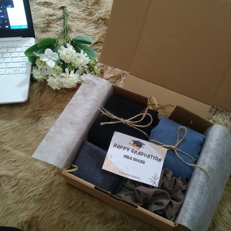 

Hampers hijab isi 2/hampers wisuda/hampers pernikahan/hampers ulangtahun