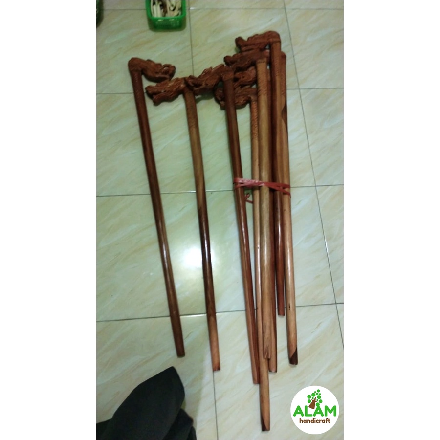 Tongkat jalan kayu gaharu merah ukir naga